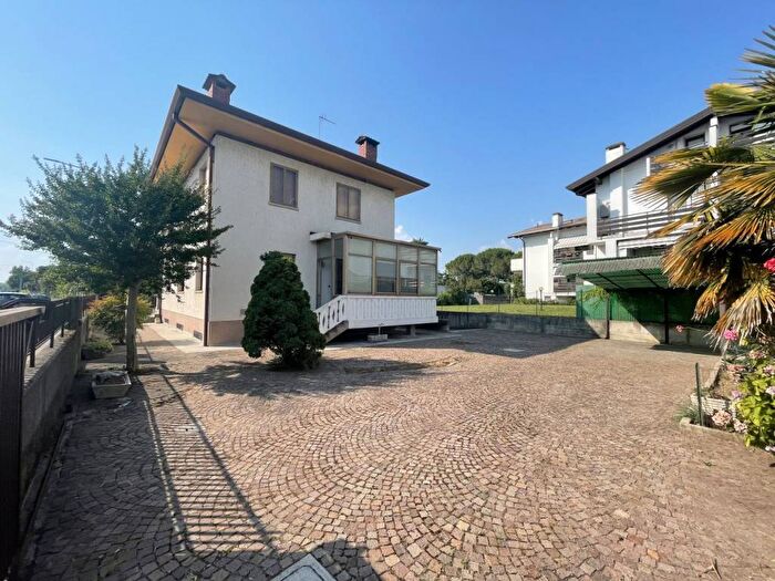 Casa con 6 locali in vendita in Via Buttrio, Udine