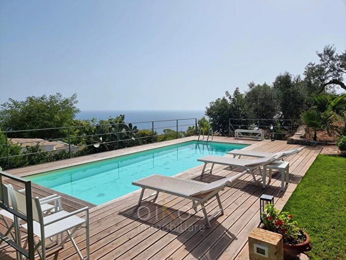 Casa con 9 locali in vendita in Gagliano Del Capo