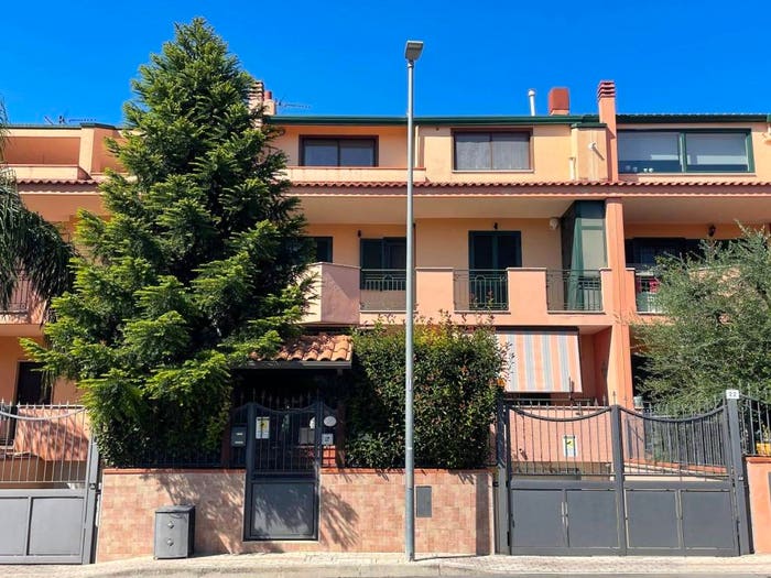 Casa con 6 locali in vendita in Via Antonio De Curtis, Maddaloni