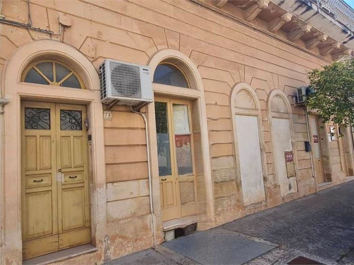 Appartamento con 6 locali in vendita in Via Conte Alberti, Collepasso