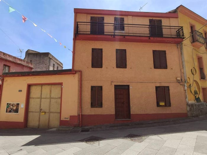 Casa con 6 locali in vendita in Loceri