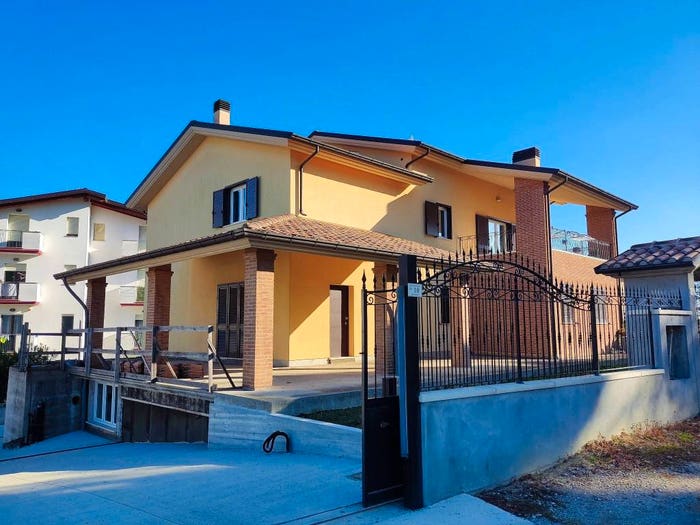 Appartamento quadrilocale in vendita in Viale delle Fresie, Zona PEEP, Pineto