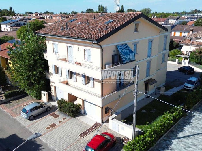 Appartamento quadrilocale in vendita in Via Benvenuto Cellini, Centro, Novellara