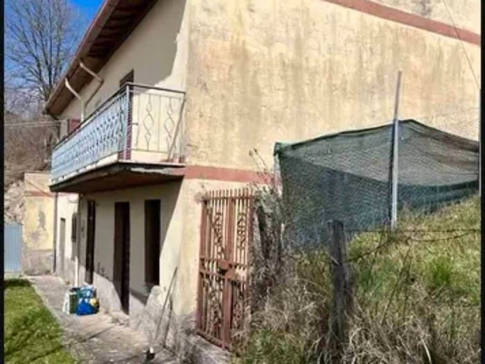 Casa quadrilocale in vendita in Frazione Leofreni, Leofreni, Pescorocchiano