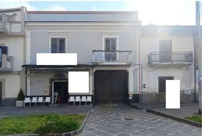 Appartamento con 5 locali in vendita in Via Roma Teverola CE Italia, Teverola