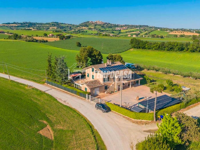 Casa con 6 locali in vendita in Montecosaro