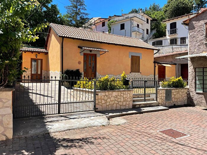 Casa trilocale in vendita in Via Roma, Borgorose