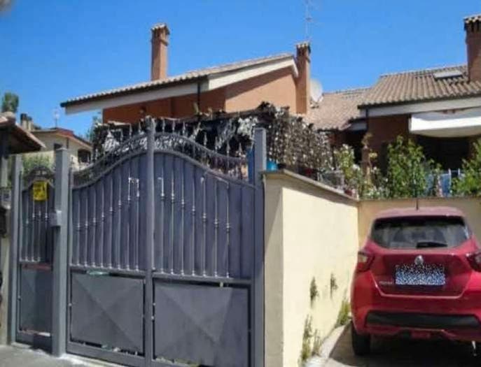 Appartamento quadrilocale in vendita in Via Caiolo, Dragona, Roma