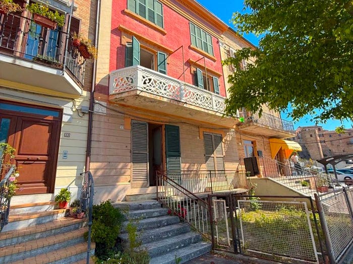 Casa con 5 locali in vendita in Viale della Vittoria, Centro, Loro Piceno