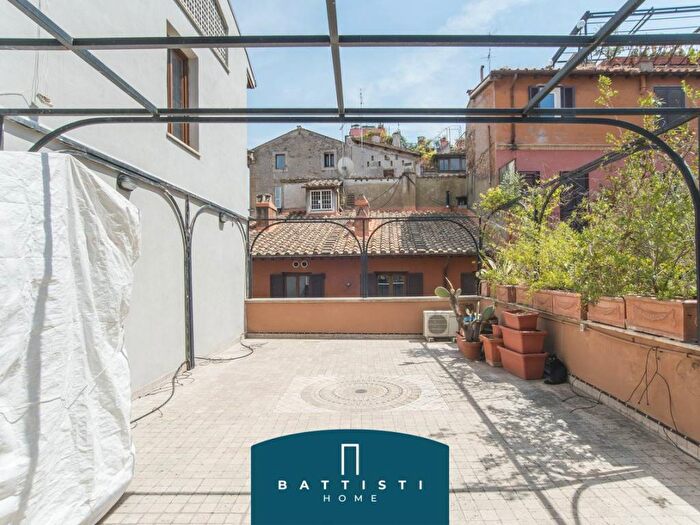 Casa trilocale in vendita in Vicolo Orbitelli, Via Giulia, Roma