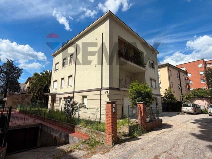 Casa con 6 locali in vendita in Via Amendola, Viale Roma, Foligno