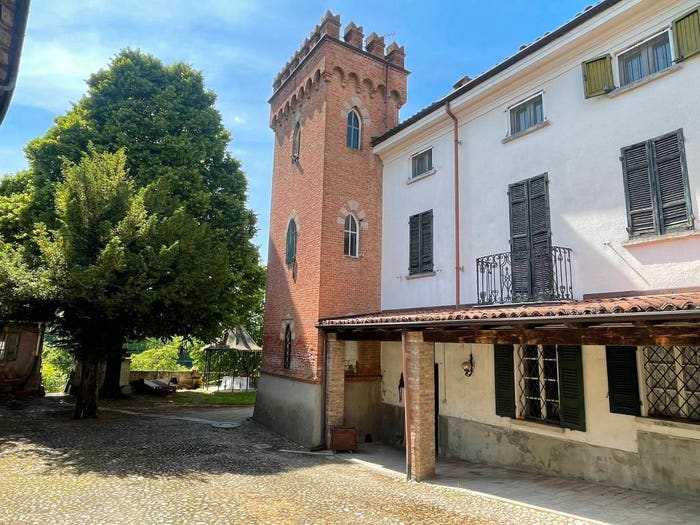Casa con 6 locali in vendita in Via Amalia Carena, Monleale