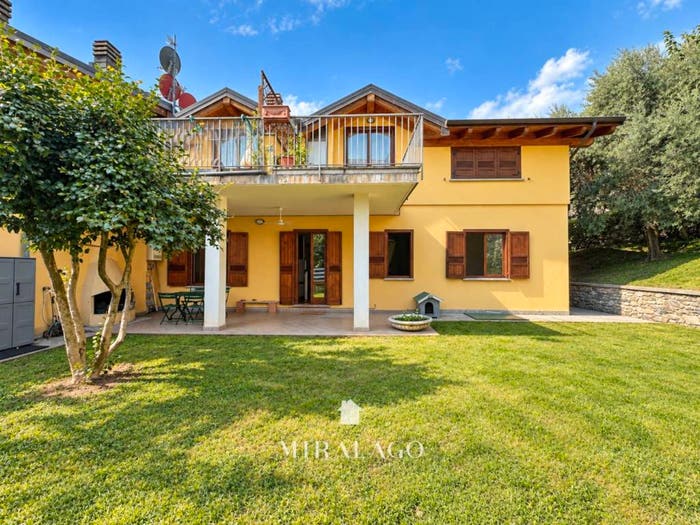 Appartamento quadrilocale in vendita in Via Antica Regina, Centro, Domaso