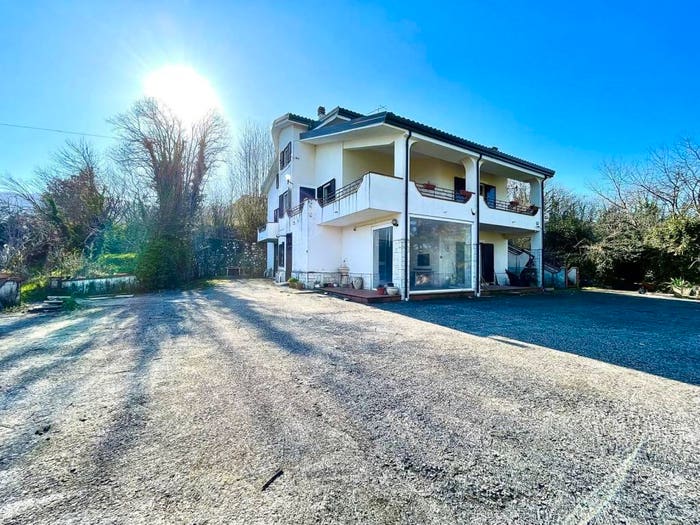 Casa con 6 locali in vendita in Via del Sambuco, Artena