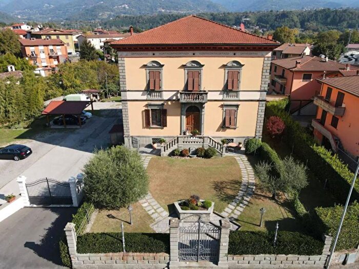 Casa con 6 locali in vendita in Gallicano
