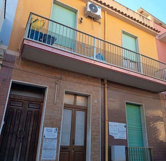 Casa con 6 locali in vendita in Via De Sanctis Francesco, Centro, Pachino