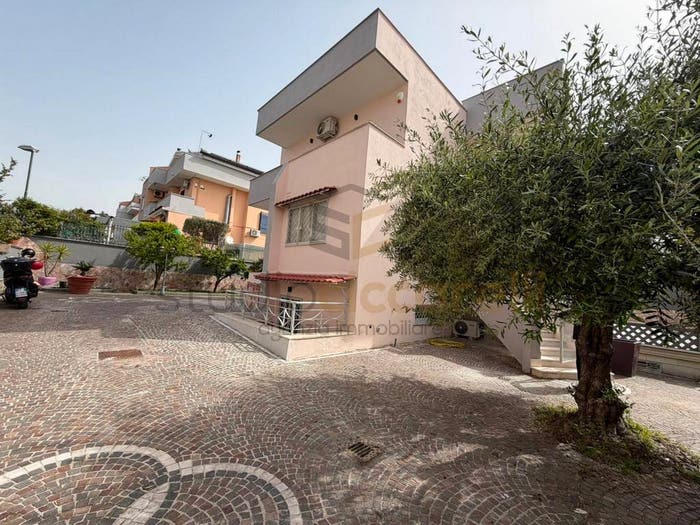 Casa con 6 locali in vendita in Via Staffetta, Lago Patria, Giugliano in Campania