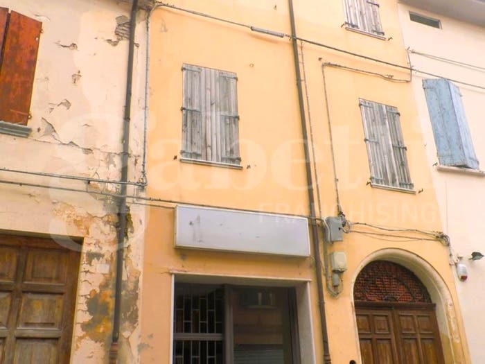 Casa con 6 locali in vendita in Corso Guercino, Cento Paese, Cento