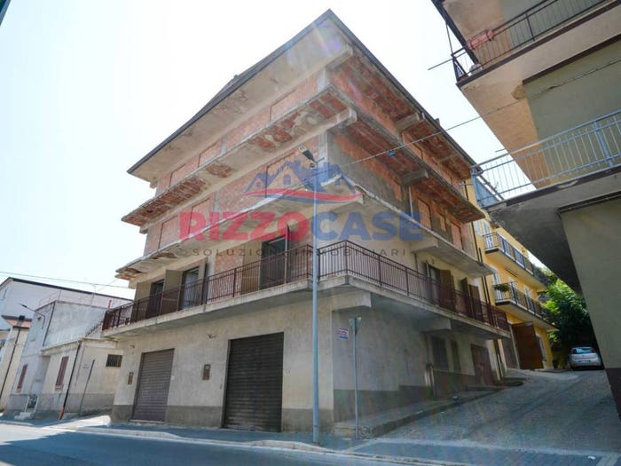 Casa con 6 locali in vendita in Via Aquila, Mirto, Crosia