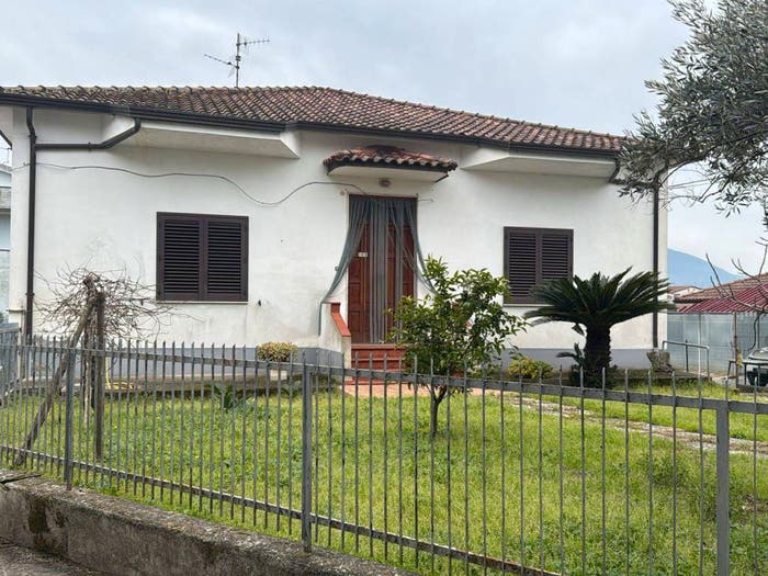 Casa con 5 locali in vendita in Dugenta