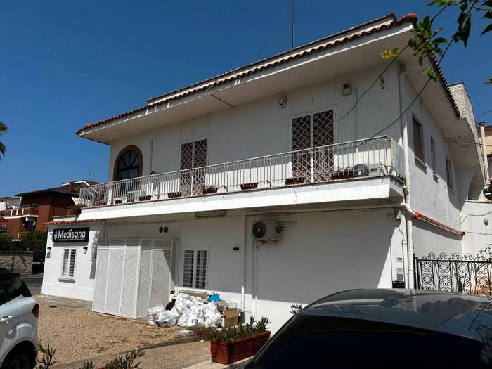 Appartamento con 6 locali in vendita in Viale di Valle Schioia, Villaggio Giornalisti Poggio, Anzio