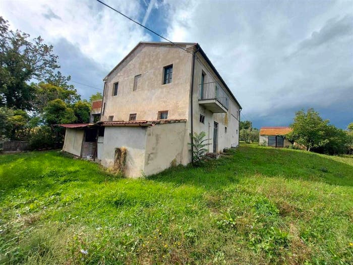 Casa con 6 locali in vendita in Ostra Vetere