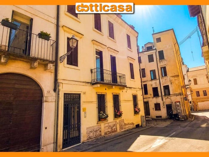 Appartamento trilocale in affitto in Contra' delle Canove Vecchie, Centro Storico, Vicenza