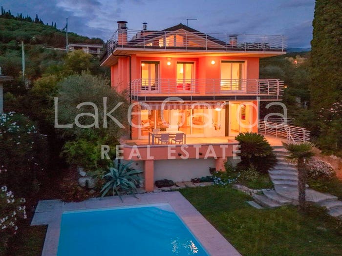 Casa con 6 locali in vendita in Via Michelangelo Buonarroti, Garda