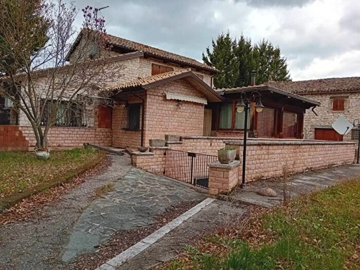 Casa con 6 locali in vendita in Via Metauro, Canavaccio, Urbino