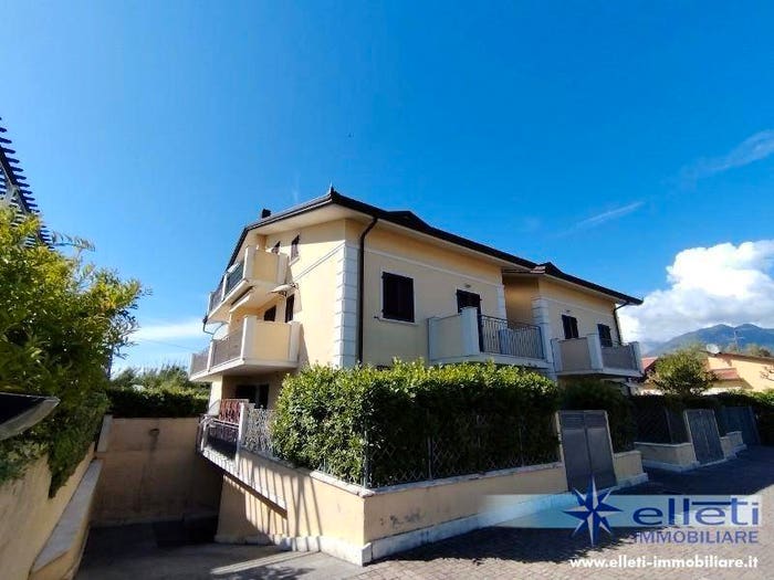 Appartamento trilocale in vendita in Marina di Massa Centro, Massa