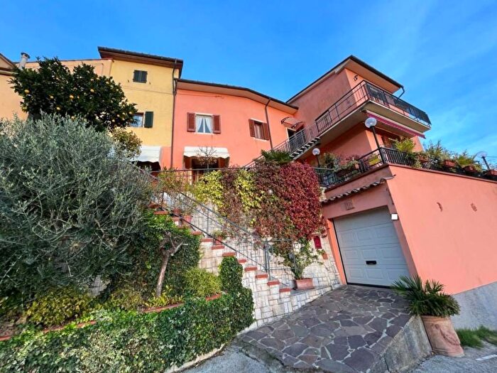 Casa con 6 locali in vendita in Via Valenta, Serravalle Pistoiese