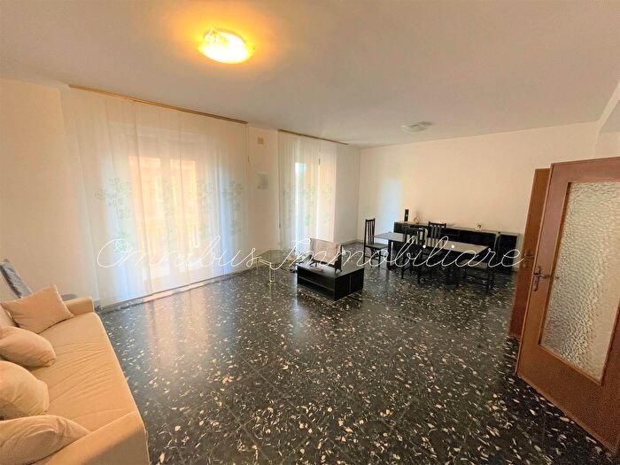 Appartamento con 5 locali in vendita in Via Sturzo, Foggia