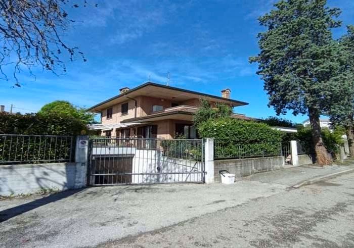 Appartamento con 6 locali in vendita in Frazione Romanò Brianza Via Zara, Centro, Inverigo