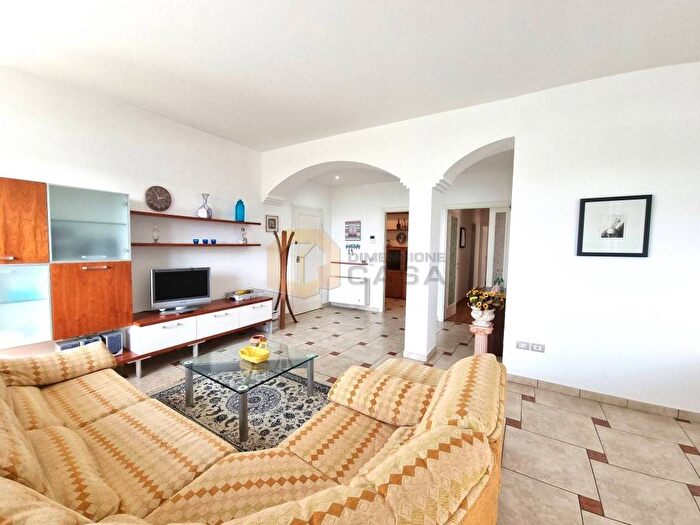 Appartamento con 5 locali in vendita in Viale Alfredo Belluomini, Città Giardino, Viareggio