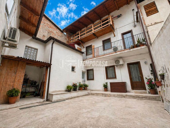 Casa con 6 locali in vendita in Piazza Vittorio Veneto, Borgomasino
