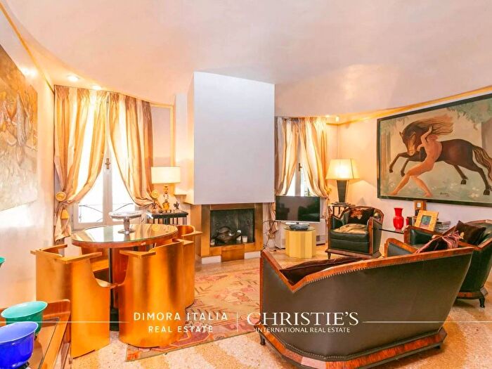 Appartamento con 6 locali in vendita in Campo Santo Stefano, San Marco, Venezia