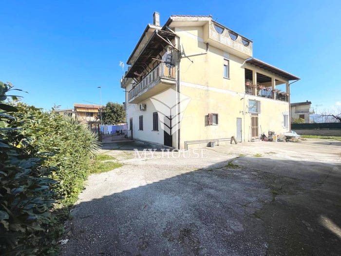 Appartamento trilocale in vendita in Via Macere, Macere, Artena