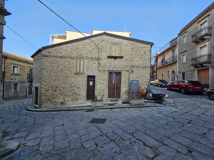 Casa con 6 locali in vendita in Largo San Biagio, Centro, Montalbano Elicona