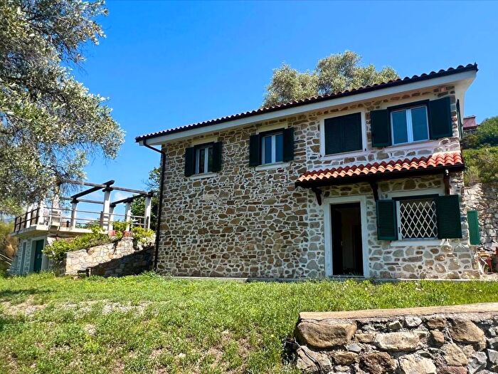 Casa con 6 locali in vendita in Camporosso