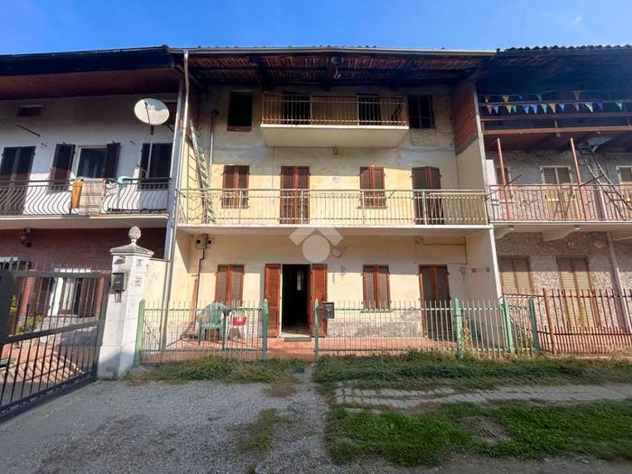 Casa con 6 locali in vendita in Via Alpina, Centro, Caravino