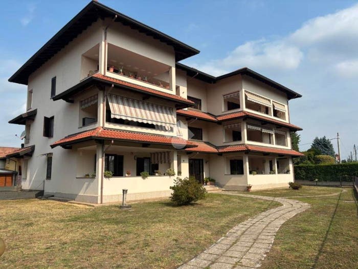 Appartamento trilocale in vendita in Via quara, Pombia