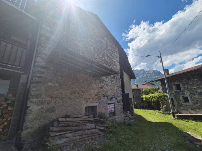 Casa bilocale in vendita in Via Roma, Centro, Verceia