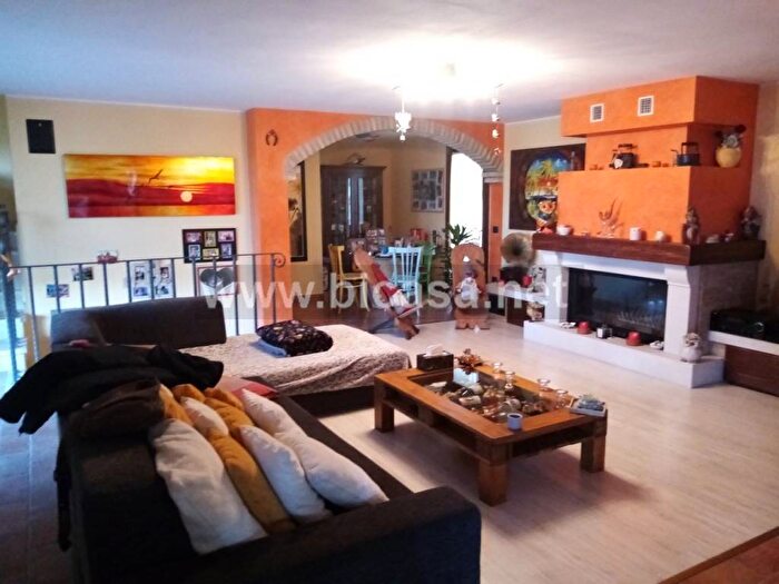 Casa con 6 locali in vendita in Candelara, Pesaro