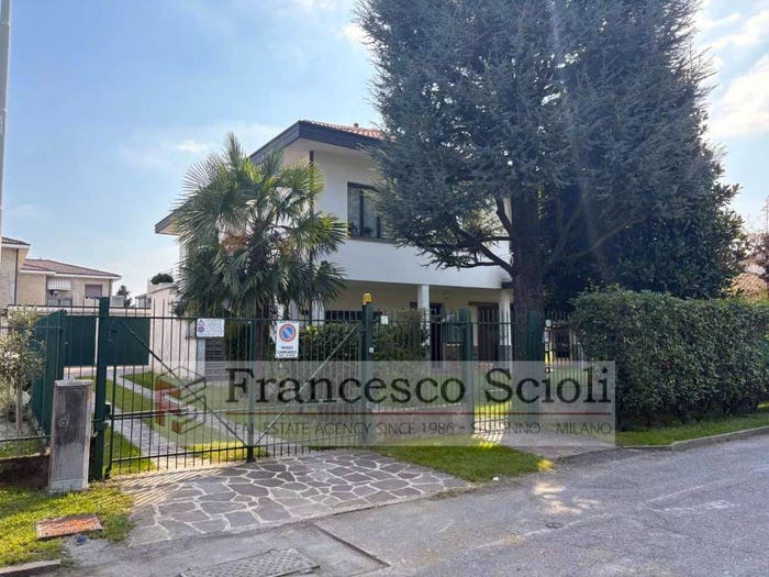 Appartamento quadrilocale in vendita in Via Vignola, Centro, Lainate