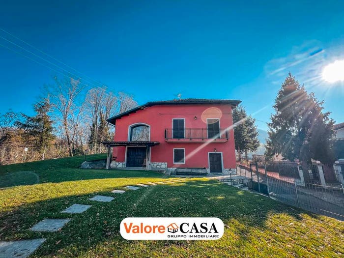 Casa con 6 locali in vendita in Mombaldone