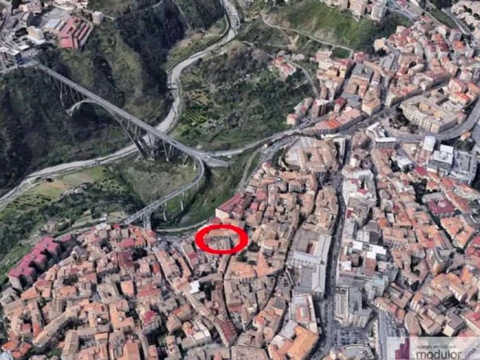 Appartamento con 6 locali in vendita in Piazza Sant'Angelo SNC, Centro Storico, Catanzaro