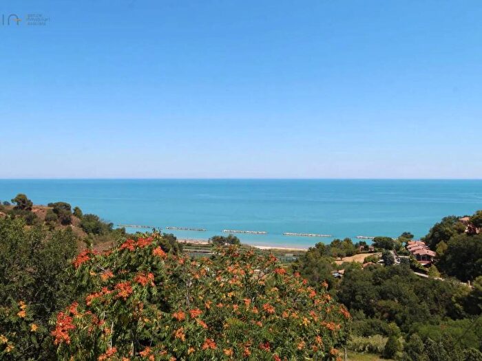 Appartamento con 6 locali in vendita in Contrada Cantagallo, Altidona