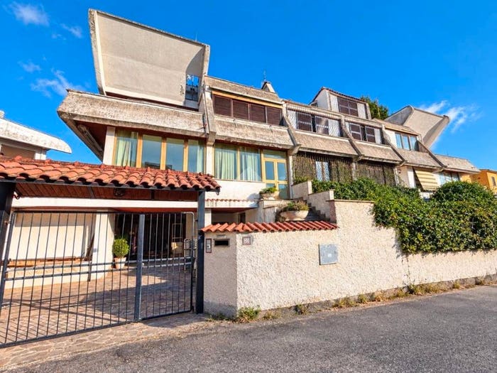 Casa con 6 locali in vendita in Via Romana, Centro, Genzano di Roma