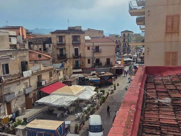 Appartamento con 6 locali in vendita in Via delle Case Nuove, Cassaro, Palermo