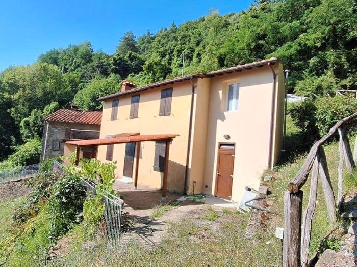 Casa con 6 locali in vendita in Pescaglia